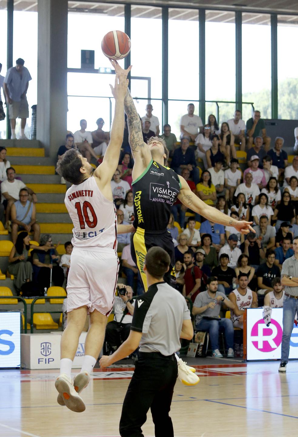 Palla a due - Semifinale Gara 3 a Lucca