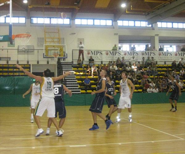 Una fase di gioco nel derby contro l'OTI SGV