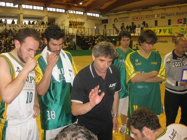 Coach Collini durante un minuto, in gara 1 della semifinale Play Off contro Bottegone