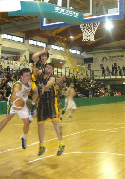 Francesco Bonelli in un passaggio acrobatico