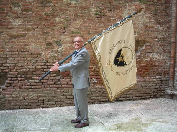 Osvaldo Bonelli con la bandiera del Costone