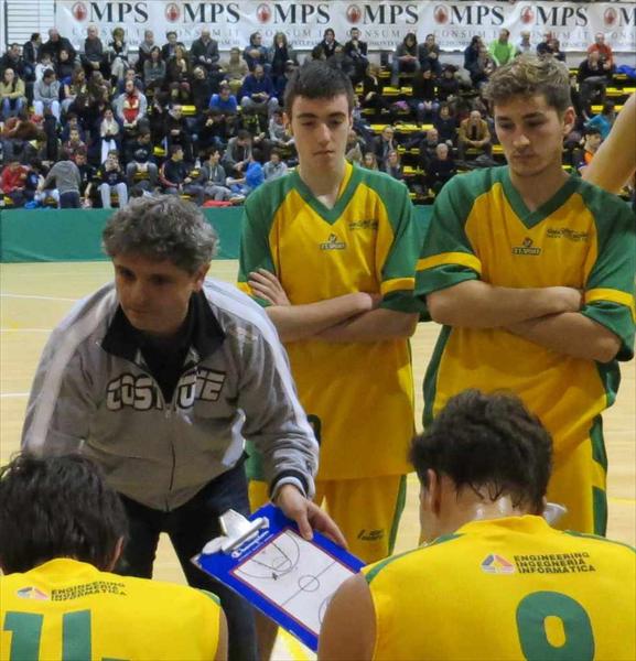 Pietro Corsi e Vittorio Zani alla panchina del Costone seguono il time out di Collini