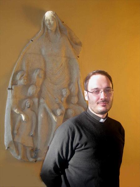 Don Emanuele Salvatori davanti alla Madonnina all'ingresso del Ricreatorio