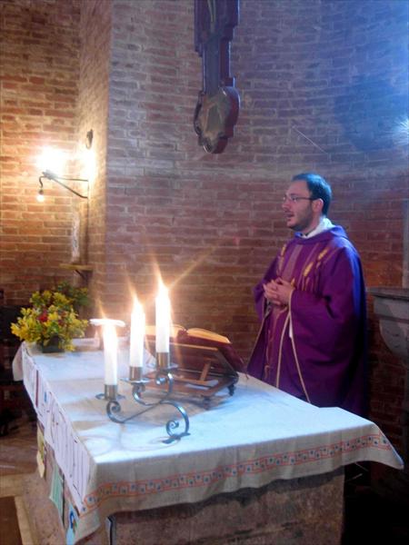 Don Emanuele Salvatori celebra la Santa Messa nella Cappella del Ricreatorio