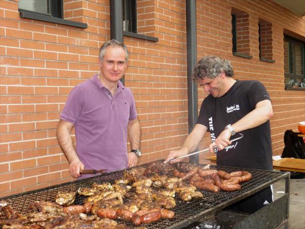 Marco Collini e Francesco Anichini sorvegliano il braciere