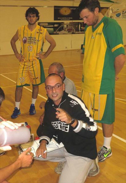 Coach PF Binella durante un time out