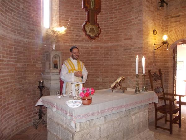Don Emanuele durante la Messa