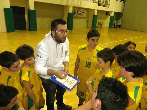 Coach Marco Cancelli durante un time out