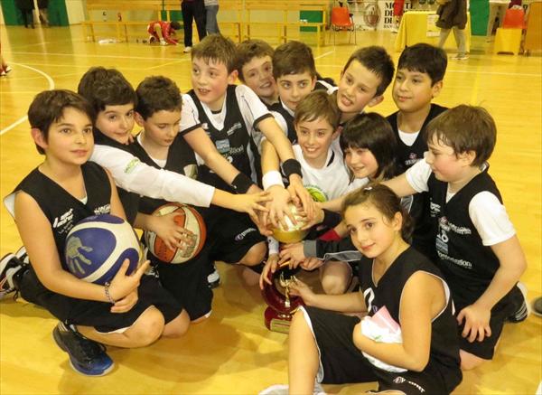 Gli Aquilotti del Costone con il trofeo Ceccherini