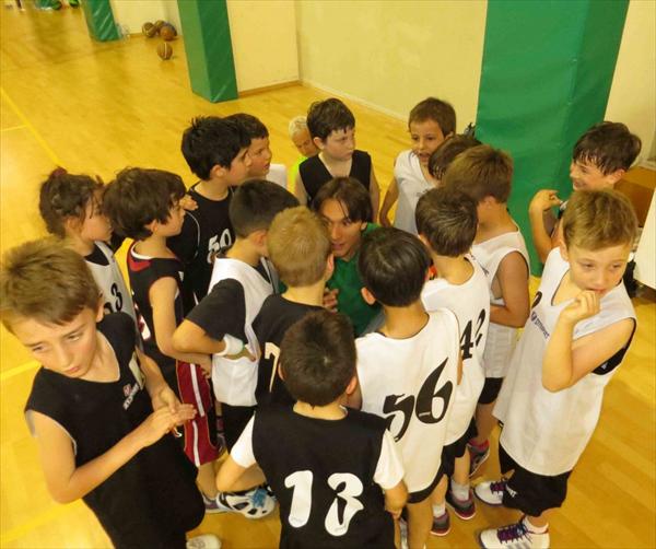 Alessandro Nepi studia una tattica di gioco con i suoi bambini