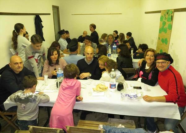 A cena nella stanza del ping pong