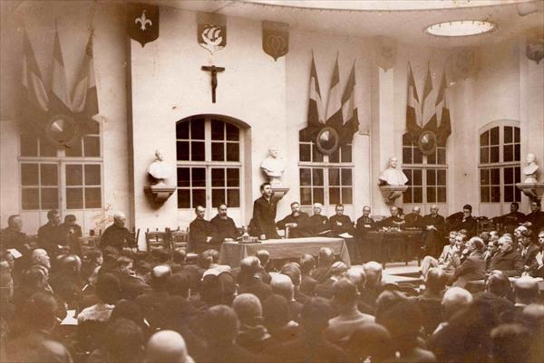Un reperto fotografico eccezionale: il Congresso internazionale di Parigi del 17 Aprile 1931; si distingue molto bene la figura dell’Orlandi, il secondo a destra dopo l’oratore