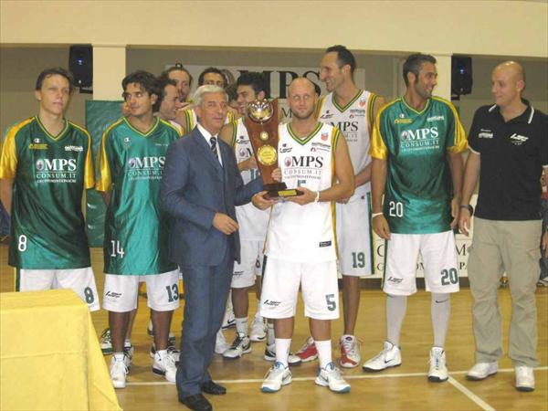 Carlo Rossi, priore della Civetta, consegna il Trofeo Ceccherini alla squadra del Costone