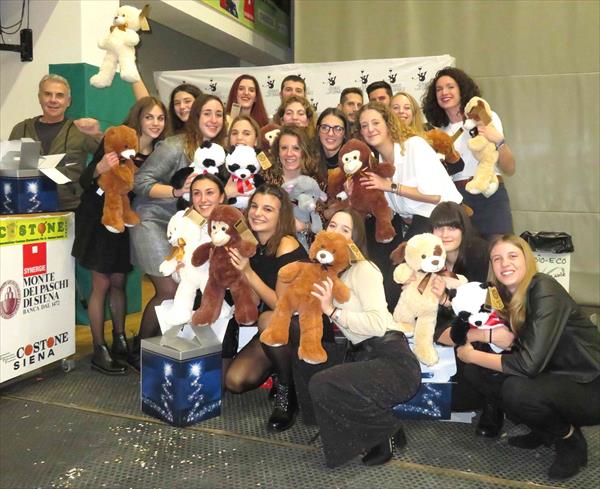 Le ragazze del Costone con i Peluches da regalare