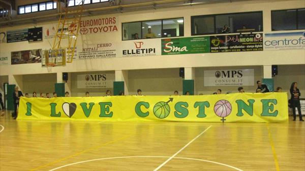 Lo striscione del Costone maschile e femminile inaugurato in occasione del derby