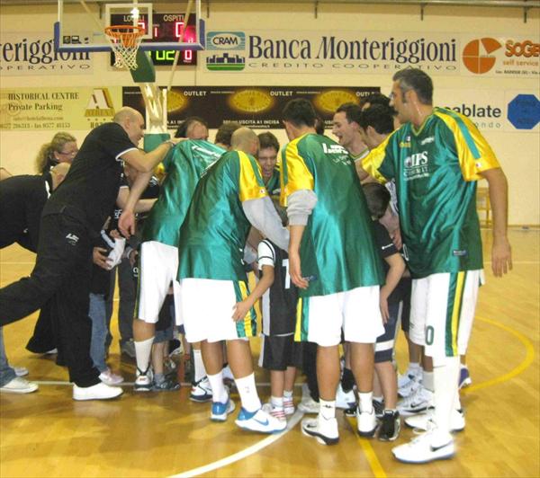 L'urlo di incitamento COSTONE CHANNEL di inizio gara con i bambini del Minibasket Fides