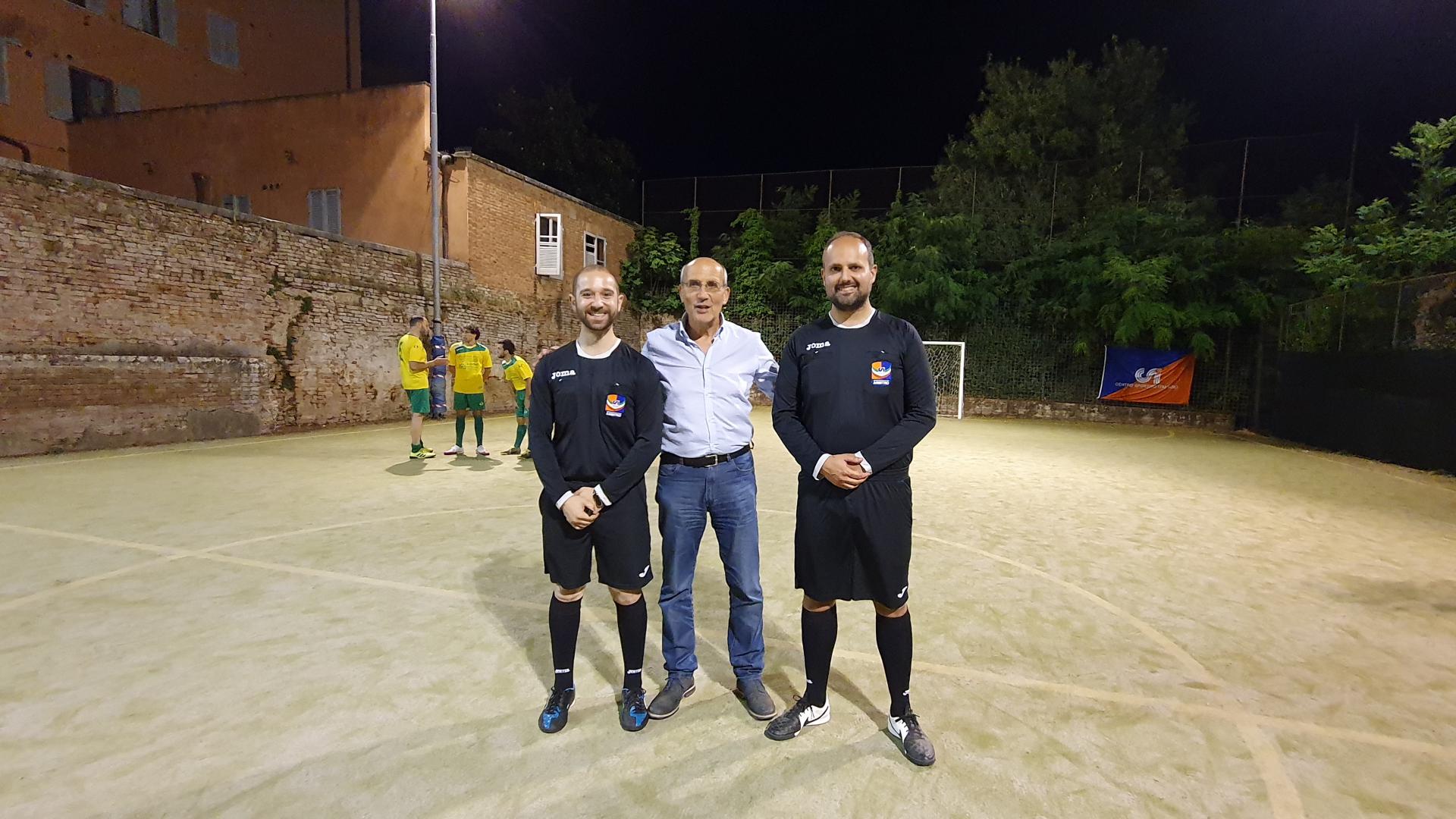 Bellini con gli arbitri del torneo