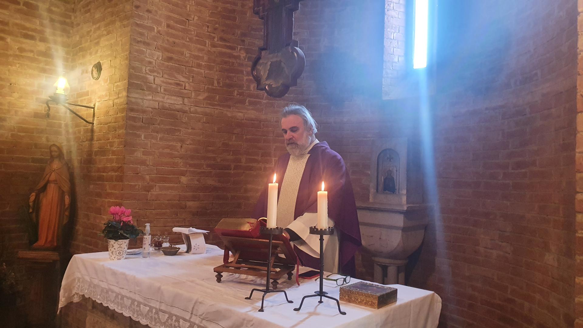 Don Massimiliano durante la messa