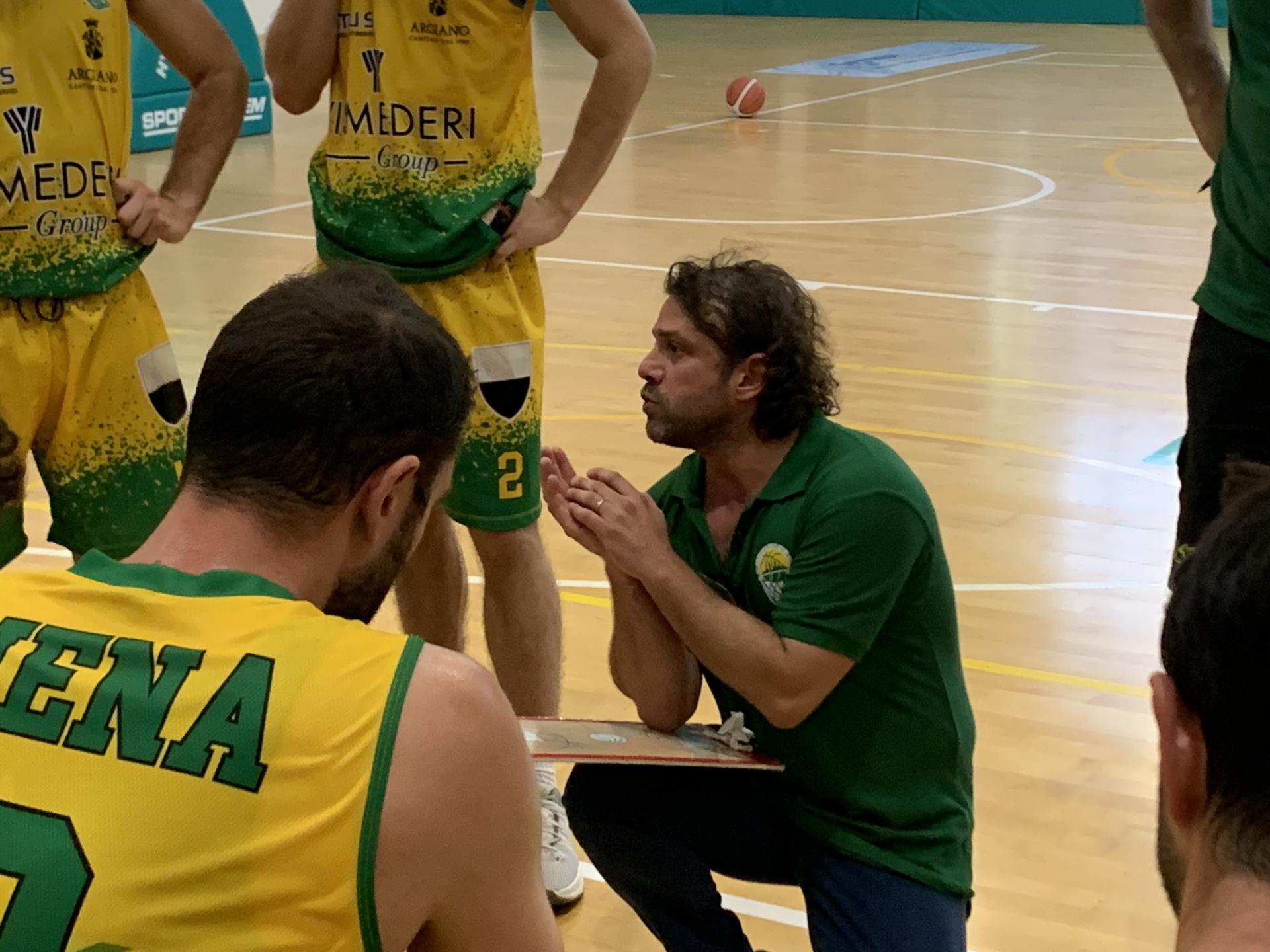 Coach Maurizio Tozzi parla alla squadra